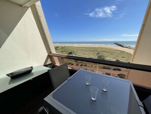 Outdoor dining - Modern comfort: Lovely 1BR with balcony, direct beach access, WiFi - St Jean de Monts (Saint-Jean-de-Monts)