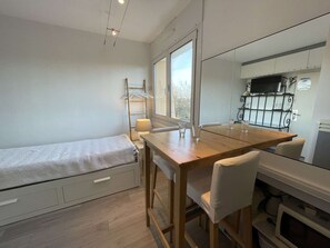 2 bedrooms, WiFi - Modern comfort: Lovely 1BR with balcony, direct beach access, WiFi - St Jean de Monts (Saint-Jean-de-Monts)