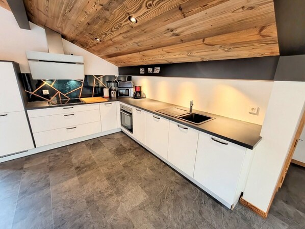 Réfrigérateur, micro-ondes, lave-vaisselle