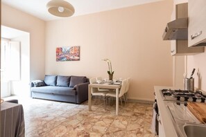 TV - G-House Pettinari (Rome)