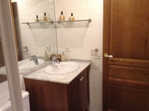 Dusj, hårføner, håndklær og såpe