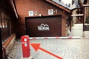 Un bâtiment doté d’une porte de garage portant les inscriptions « P-2 » et « P-1 ».