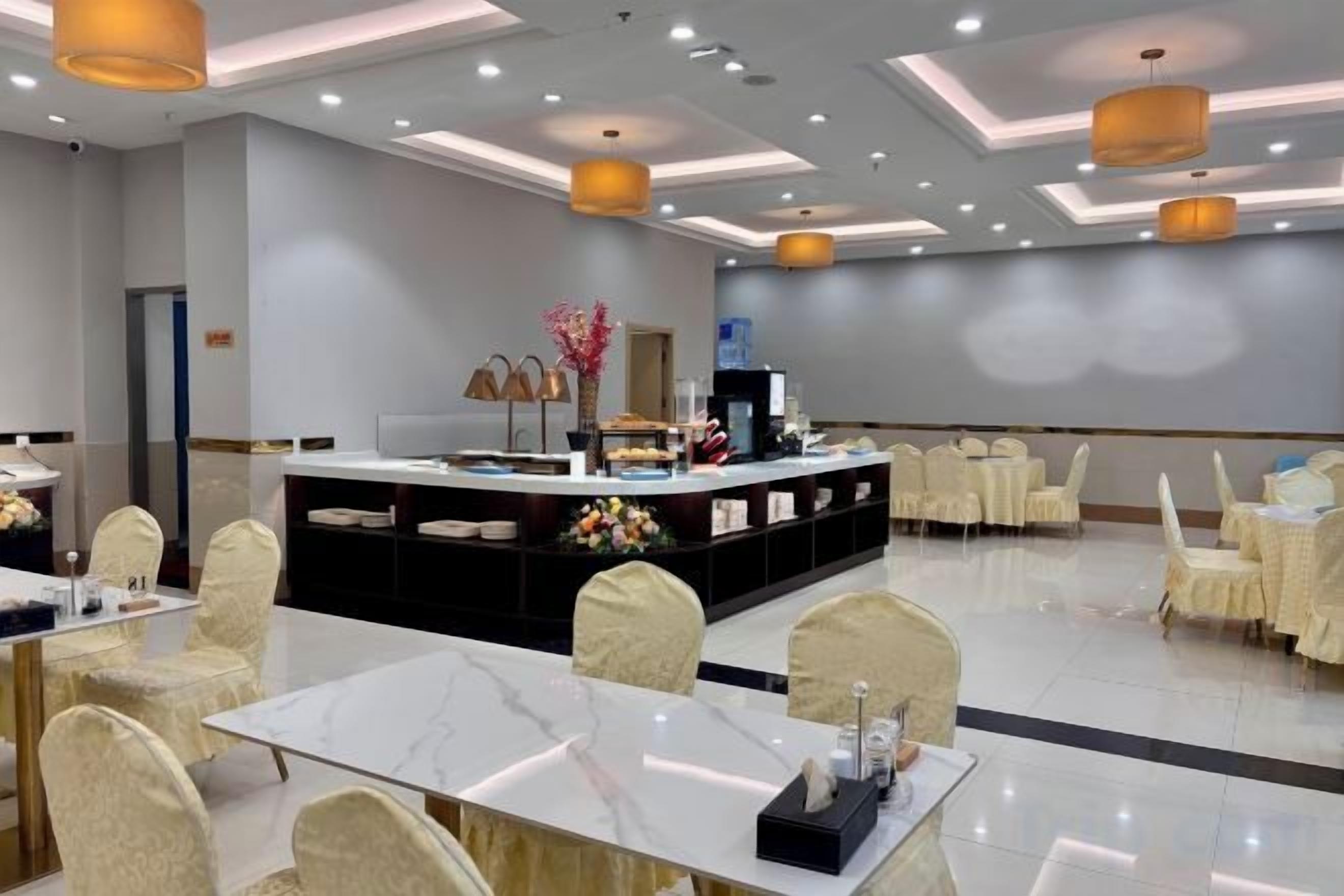 A hotel conference room with a central island, round tables, and chairs.