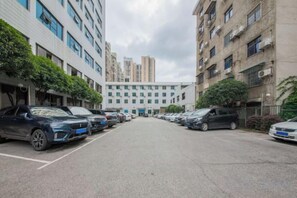 المنطقة المحيطة بالمنشأة