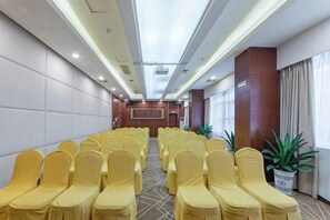 A conference room with rows of chairs, a podium, and a large window. - Hengfeng Hotel (Loudi)