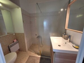 Een douche, een haardroger, handdoeken, zeep