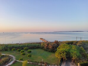 Beach - PENTHOUSE WITH LARGE TERRACE AND PANORAMIC SEA VIEW 50 M FROM THE BEACH (Antibes)