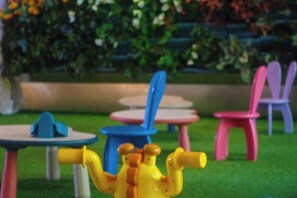 Outdoor seating with tables and chairs, some with umbrellas. - Zhongan Yinkang Yexiangyuan Hotel (Wenchang)