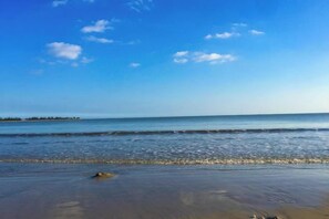 A beach with a clear sky and calm sea. - Zhongan Yinkang Yexiangyuan Hotel (Wenchang)