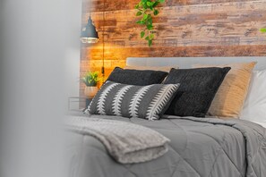 2 soverom, skrivebord, strykejern/-brett og wi-fi (inkludert)