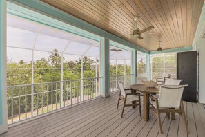 屋外ダイニングエリア