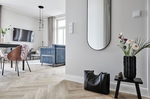 Suite Lumière mit Balkon und Dampfbad | Coin séjour | Télévision à écran plat de 50 pouces avec chaînes numériques, Netflix