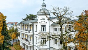Ein weißes Gebäude mit einem Schild, das "Villa Esperance" zeigt, und einer Kuppel auf dem Dach.