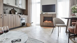 Eine moderne Küche mit Holzausstattung, einem integrierten Herd und einem Essbereich mit rundem Tisch und Stühlen.