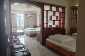 A hotel room with a bed, a desk, a chair, a wardrobe, and a window. - Chongzuo Aloft Convenience Hotel (Chongzuo)