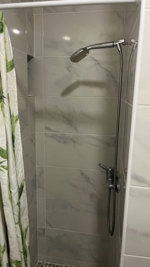 Sèche-cheveux, serviettes fournies, papier toilette