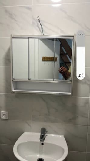 Sèche-cheveux, serviettes fournies, papier toilette
