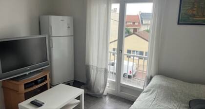 Bonjour jolie studio sur le boulevard pas loin de la gare Ă 19 minutes de Paris