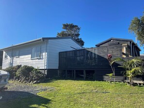 Exterior - Kanuka Kastle- 5min from the beach! (Mangawhai)