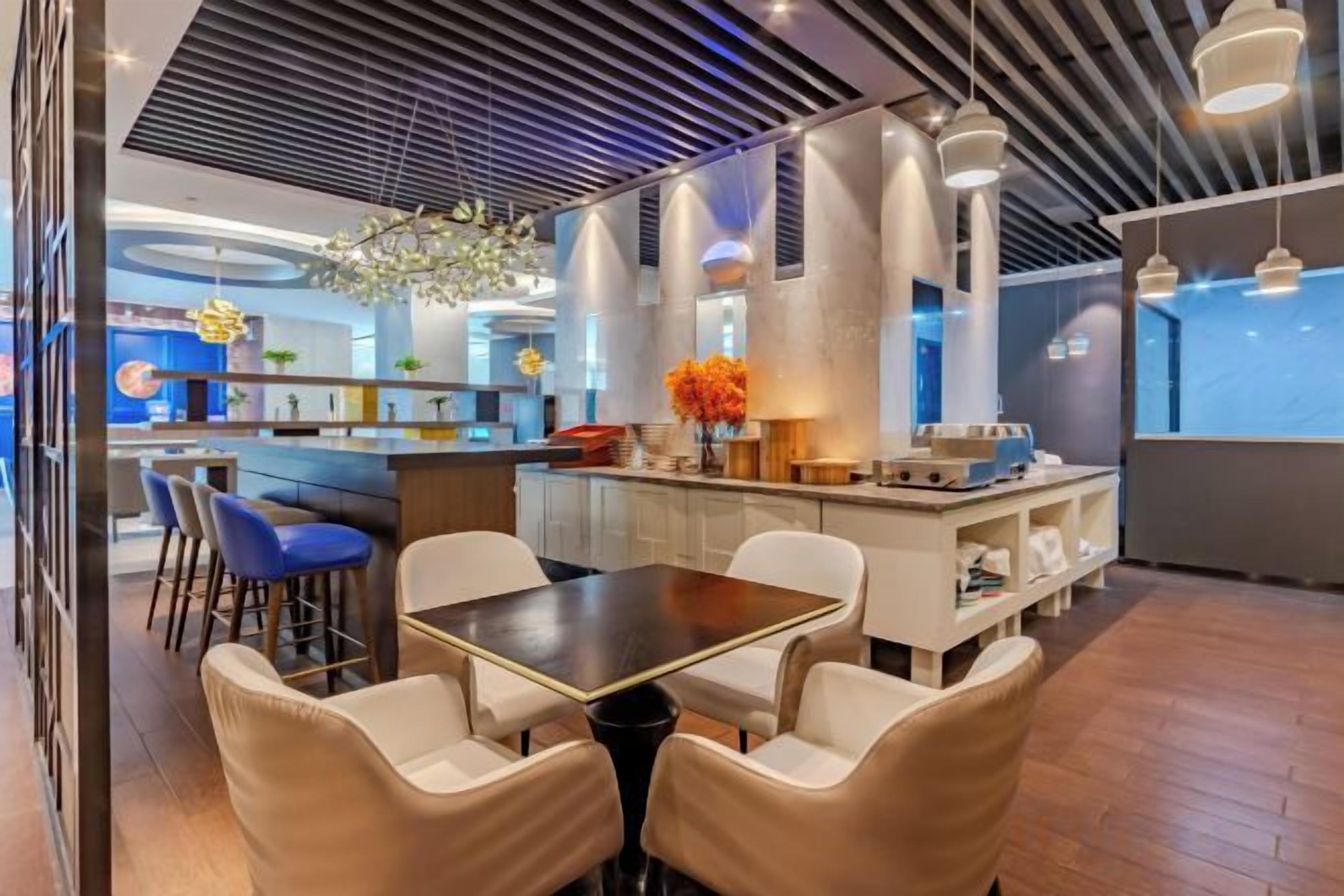Un interior moderno con comedor, bar y cocina.