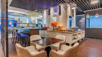 Un interior moderno con comedor, bar y cocina.
