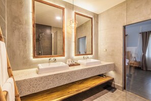 Classic Twin Room, Balcony | Meja, ruang kerja komputer riba, Wi-fi percuma 