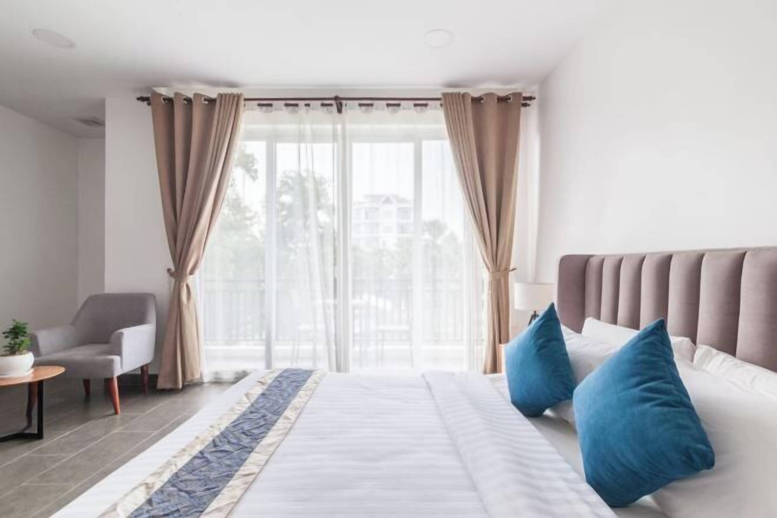 Bureau, espace de travail pour ordinateur portable, Wi-Fi gratuit