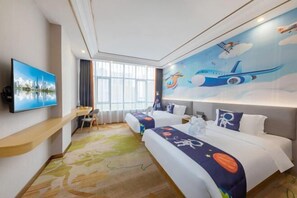 A hotel room with two beds, a TV, a desk, and a large window. - Licheng Hotel (Zhongshan Xiaolan High-speed Railway Dongsheng Station Branch) (Zhongshan)