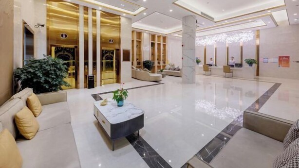 A spacious lobby with a marble floor, a reception desk, and seating areas. - Licheng Hotel (Zhongshan Xiaolan High-speed Railway Dongsheng Station Branch) (Zhongshan)
