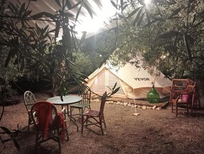 Barraca família, vista para o parque | 1 quarto, berço de viagem, camas extras/dobráveis (sobretaxa)