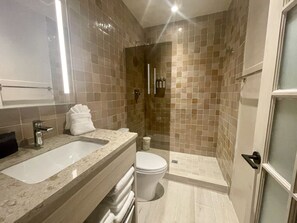 Hair dryer, towels - Palace Modern Hotel at the Plaza - King Suite 6 (Santa Fe)