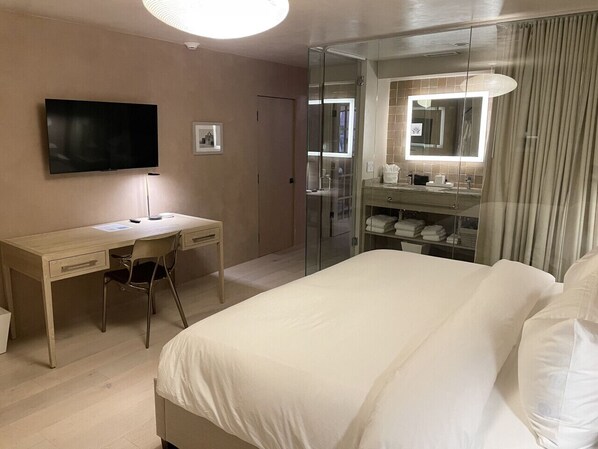 1 bedroom, desk, iron/ironing board, free WiFi - Palace Modern Hotel at the Plaza - King Suite 1 (Santa Fe)