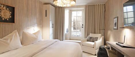 Desk, iron/ironing board, WiFi, bed sheets