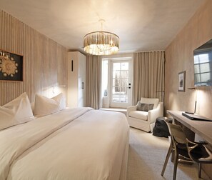 办公桌、熨斗/熨衣板、WiFi、床单