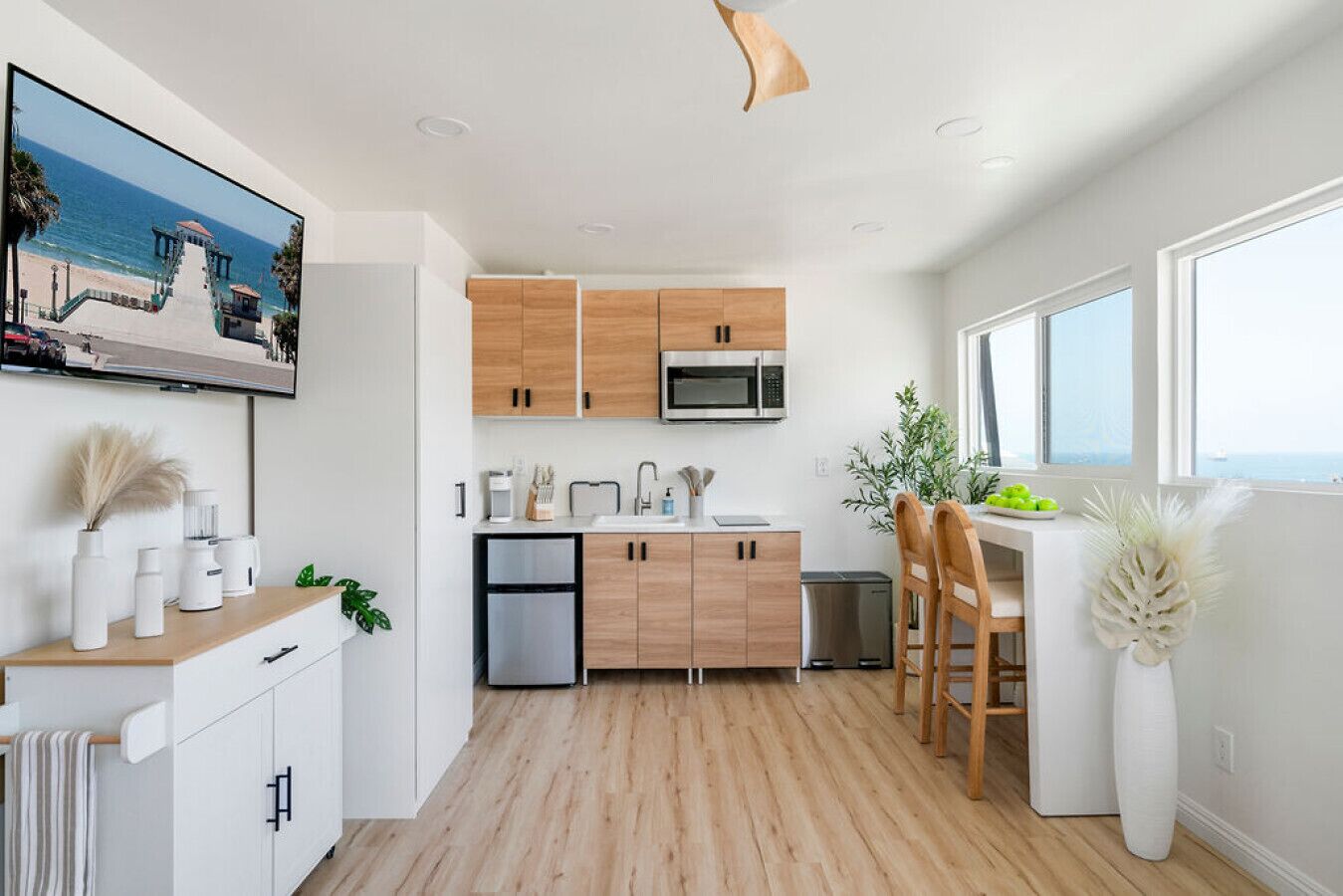 Microondas, parrilla de estufa y cafetera y tetera 