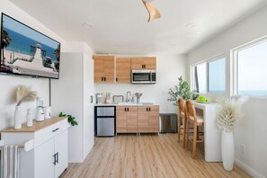 Mikrobølgeovn, kogeplade, kaffe-/temaskine