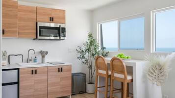 Mikrobølgeovn, kokeplater, kaffetrakter/tekoker og kjøkkenutstyr