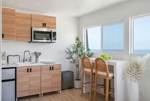 Mikrobølgeovn, kokeplater, kaffetrakter/tekoker og kjøkkenutstyr