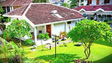 Suite, hageutsikt | Sengetøy av topp kvalitet, skrivebord og skrivebord for bærbar PC