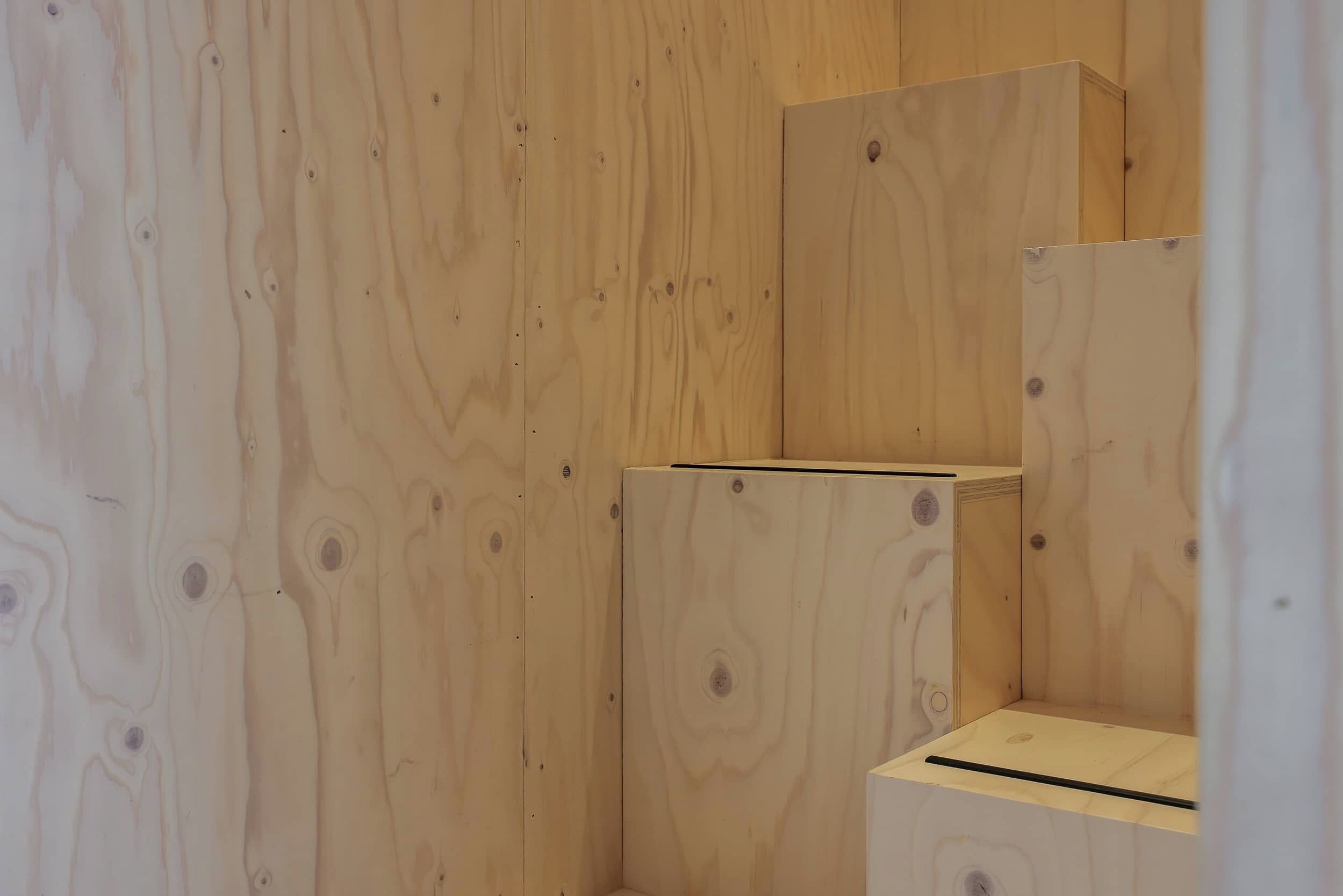 Een kamer met houten paneelwanden en een hoekkast.
