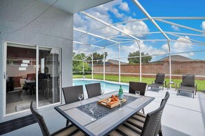 Outdoor dining - Stunning Home Near Disney World (Kissimmee)