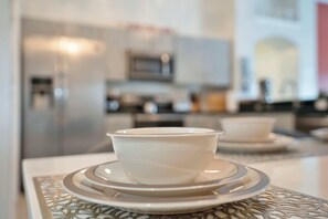 Fridge, microwave, oven, stovetop - Stunning Home Near Disney World (Kissimmee)