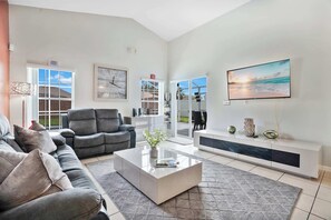 TV, offices - Stunning Home Near Disney World (Kissimmee)