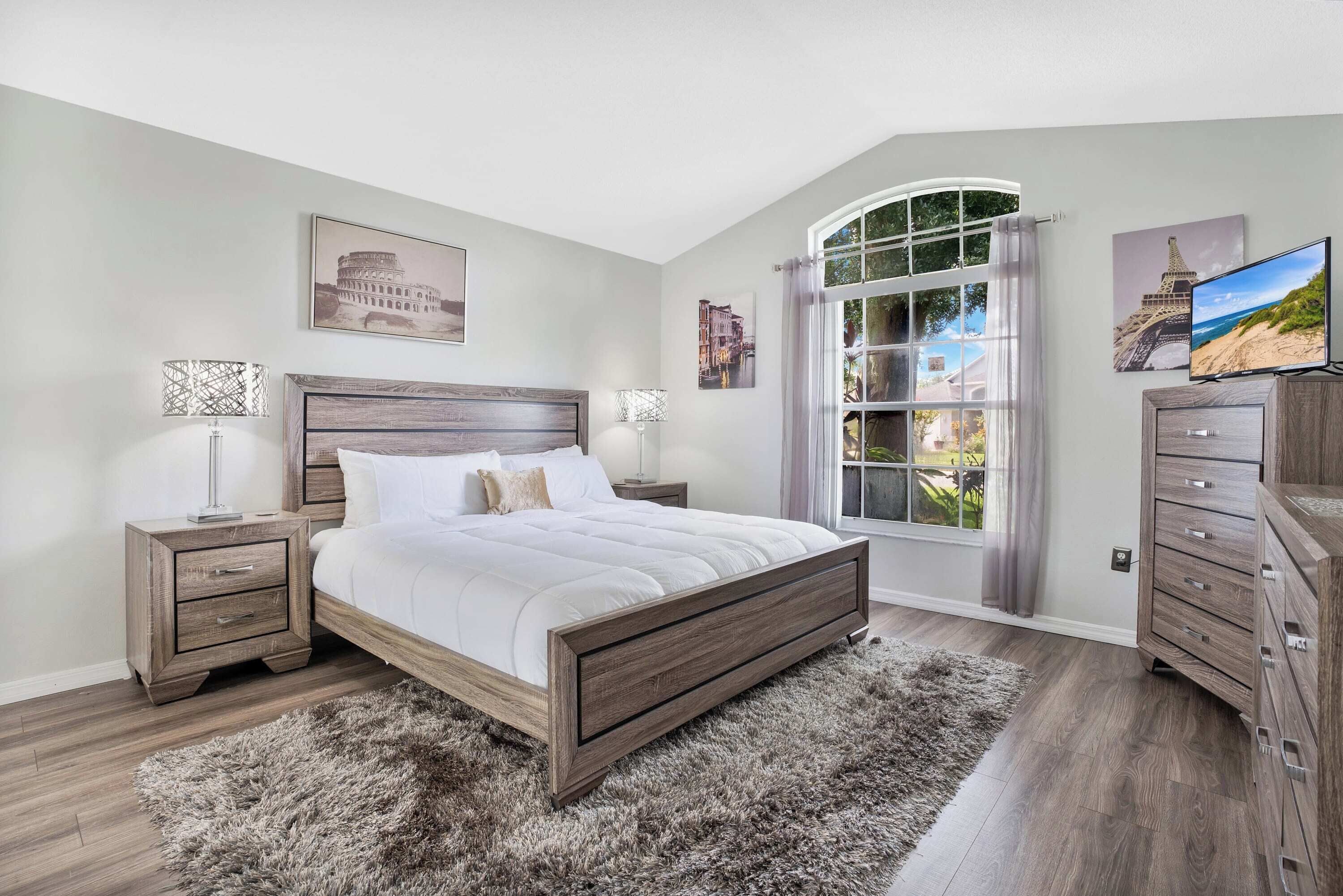 4 bedrooms, desk, iron/ironing board, WiFi