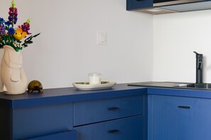 Réfrigérateur, micro-ondes, cafetière/bouilloire, bouilloire électrique