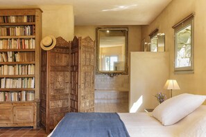 5 quartos, ferros/tábuas de passar roupa, berço de viagem