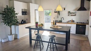 Frigorífico, microondas, horno y placa de cocina