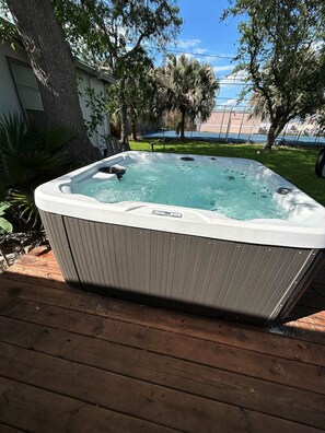 Outdoor spa tub - Hinman Haven + Hot tub (Corpus Christi)