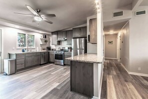 Fridge, microwave, oven, stovetop - Hinman Haven + Hot tub (Corpus Christi)