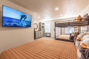 5 bedrooms, iron/ironing board, WiFi, bed sheets